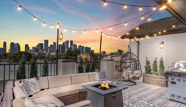 Luxury Downtown Home w Rooftop Deck in the Skyline
