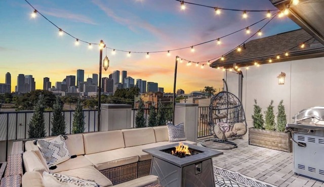 Luxury Downtown Home w Rooftop Deck in the Skyline