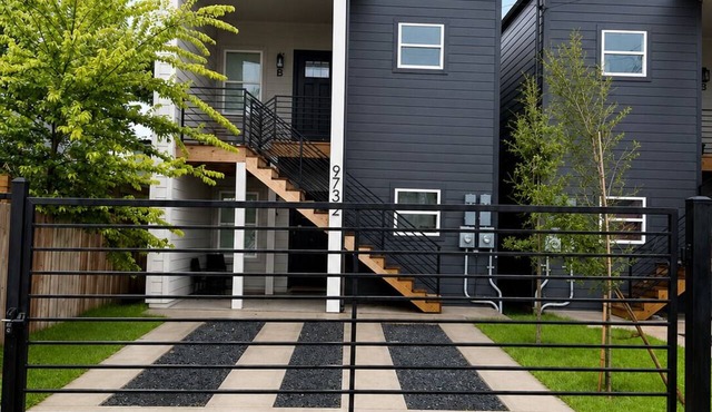 Luxury Gated Townhome, 10 Minutes from Downtown Houston + Free Parking & Wifi