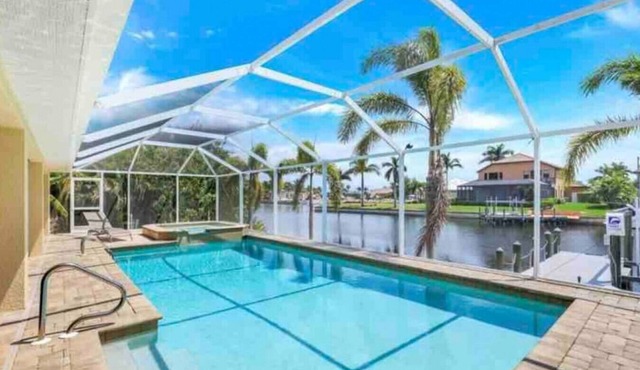 Luxury GULF access! DOCK/SPA/Pool/GAME ROOM in Cape Coral