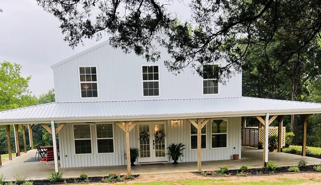Luxury " Hibiscus Manor" Farmhouse