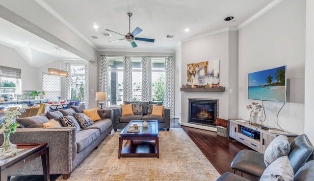 Luxury Katy Retreat- 5 bed/3 bath - BBQ Grill, Fire Pit/Office/TV Projector