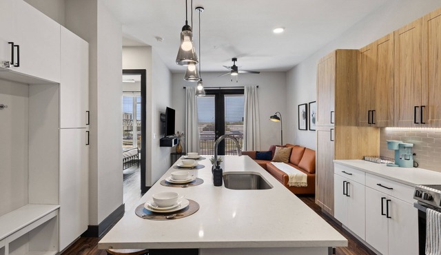 Luxury King Bed+Pool+Gym+DowntownATX+Domain+Q2Stadium