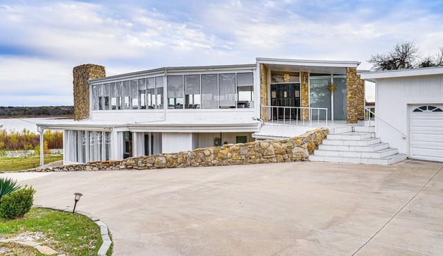 Luxury Lakefront Retreat w/Dock in Runaway Bay