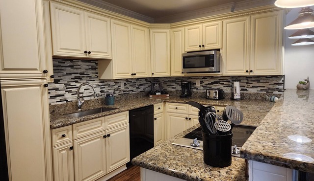 Luxury Lodge-4Bdrm/2 Bath in Venice MarinanNO BOAT SLIPnNO ICE MACHINE