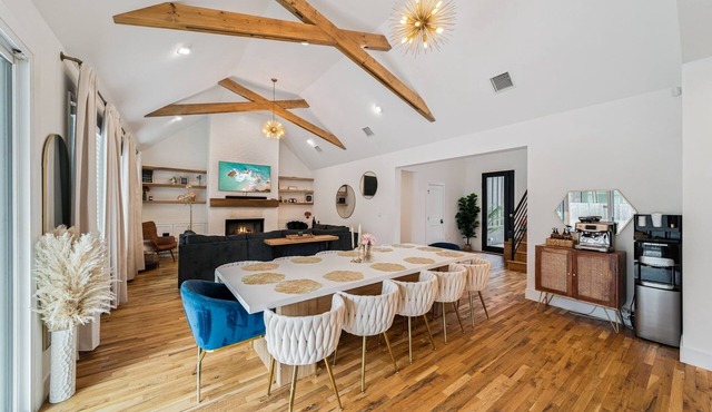 Luxury Modern Getaway South Tulsa, Full Gym, Arcade, Surround Sound, Fire Pit, in Bixby