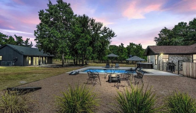 Luxury Oasis: Pool, Hot Tub, Games + Guesthouse