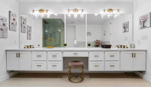Luxury retreat in prime location close to entertainment, restaurants & shopping