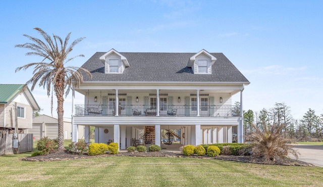 Luxury riverfront home w/pool, fishing dock, & boat house w/lift ! Sleeps 14