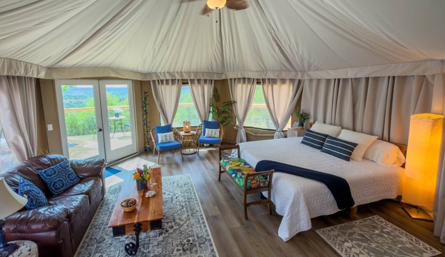 Luxury Suite 3-Safari Tent-Outdoor Whirlpool Tub