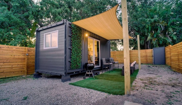 Luxury Tiny Container Home |2mi to Beach| Private in Sebastian