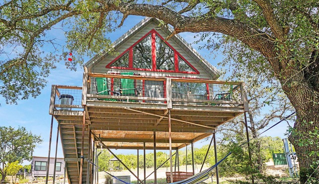 Luxury Treehouse w/Grill, Fire Pit, & Pond in Dripping Springs