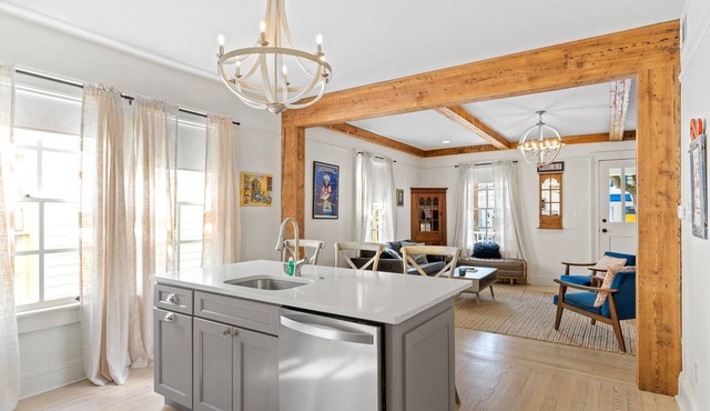 Magazine Street Gem: Uptown 6BR, 4BA, Balcony, Pool, Backyard - Exclusive NOLA experience