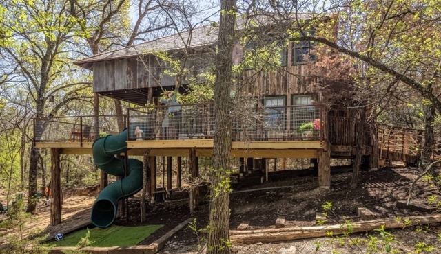 Magical Treehouse on the Brazos River with spiral slide off the deck! 350 acres! Tubing!
