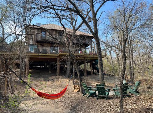 "Magical Treehouse" w spiral slide off the deck 350 acres on the Brazos River! Tubing! Petting Zoo!