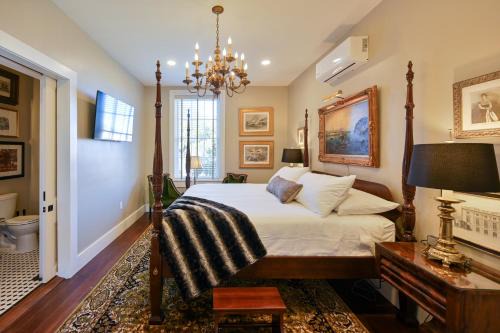 Magnolia Hall - Armstrong Suite - King Suite