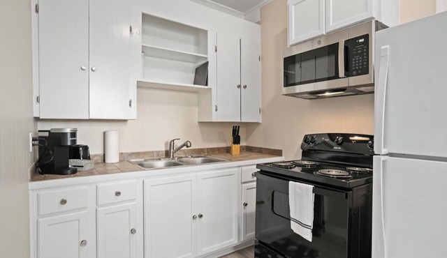 Magnolia Hutch 1bedroom full kitchen &living space