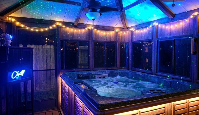 Maple House Summer Backyard retreat W/Hot Tub, Near IAH
