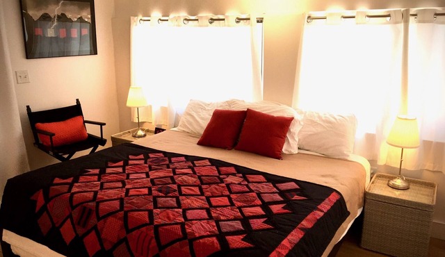 Marfa House El Balcon, in the heart of Marfa with direct balcony access in Marfa