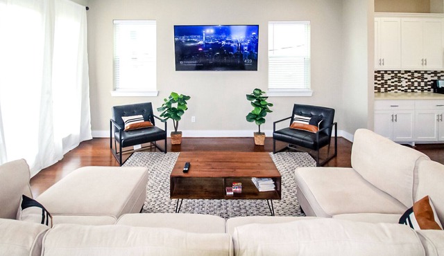 Marvelous Spacious & Cozy 10 Star 3 Bdrm Home In Great Area in HTX w/ Rental Car