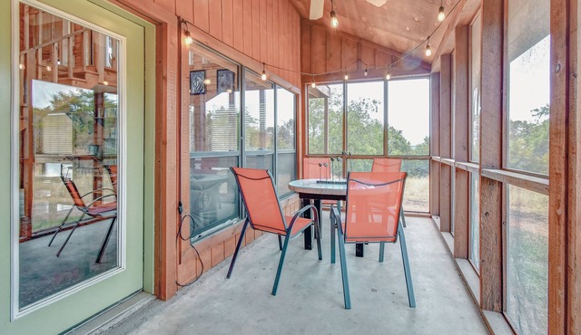 Mata'Zamo cliffside cabin, 1000 acres hiking trails, farm animals, family fun!