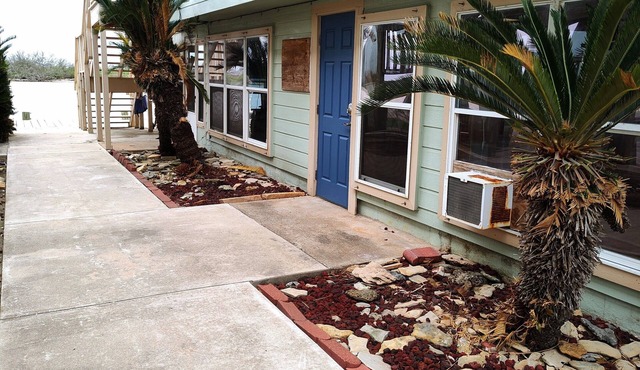 MATAGORDA RIVERSIDE LODGE. Entire home on the river, minutes from the beach!