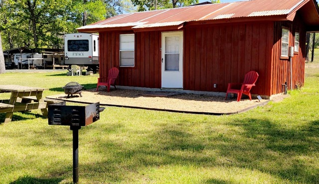 McGee's Landing Cabin 2 on Toledo Bend Lake. Lakefront! Pet Friendly!