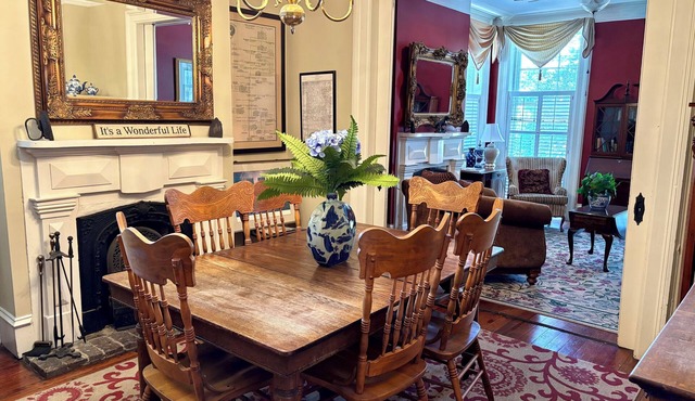 McKenzie's Authentic Downtown Savannah Townhouse! in Savannah