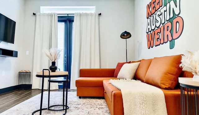 Memory Foam King Bed+Pool+Gym+Downtown Austin+Domain+Q2Stadium+FreeParking