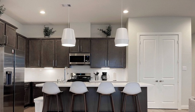 Mid-Cent-Modern 3-Bed Home Garage WiFi Sugar Land, TX in Meadows Place