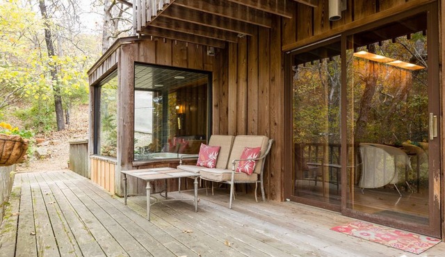 Mid century modern retreat with hot tub! Nature lovers staycation!