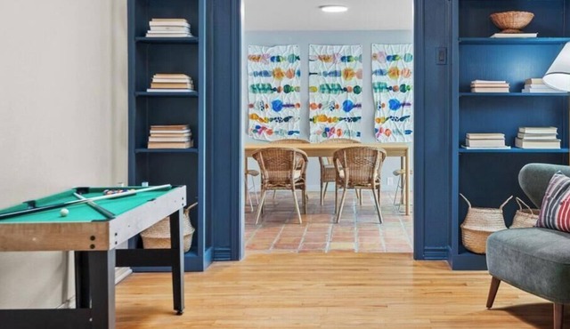 Mid-Century Tarrytown Magic - Cowboy Pool + Game Lounge - Walk to Coffee & Tacos