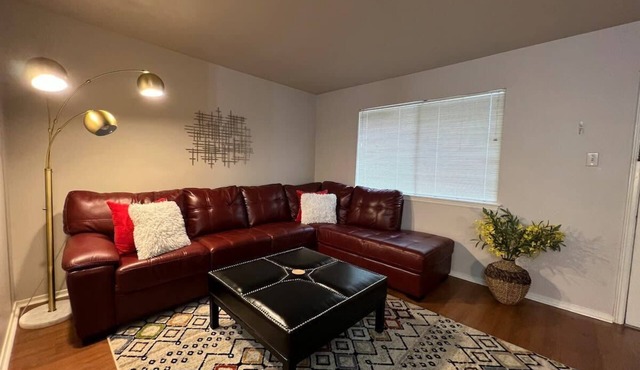Mid-City One Bedroom Apartment with King Bed