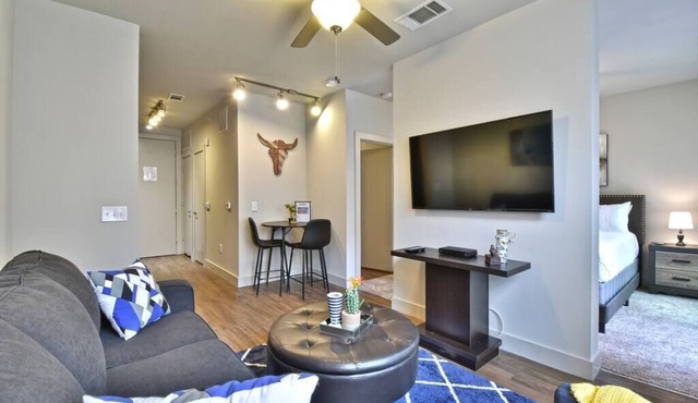 Modern 1 Bedroom Apartment + Garage Parking
