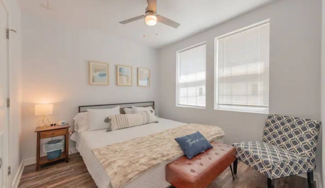 Modern 1BD King Cottage-Private Yard & Deck Fast Wifi + Free Parking