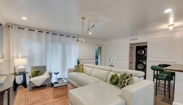 Modern 2BR, 2BA luxury condo in central Dallas with private patio, designer interiors, and access to award-winning courtyard retreat.