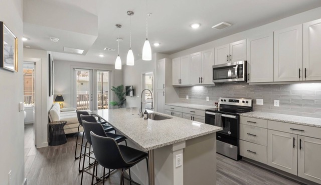 Modern 2BR Poolside Patio Suite in North Austin