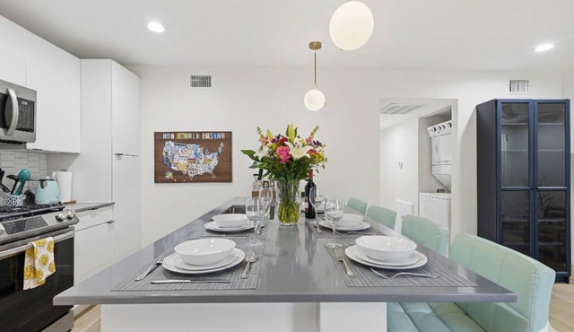 Modern 2BR Retreat ❤️ Walk to UT | Free Parking | Near Moody Center