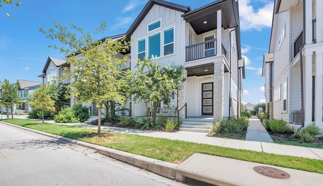 Modern 3 Bed/2.5 Bath Townhome in Trendy Mueller – Walk to Parks, Shops & Dining