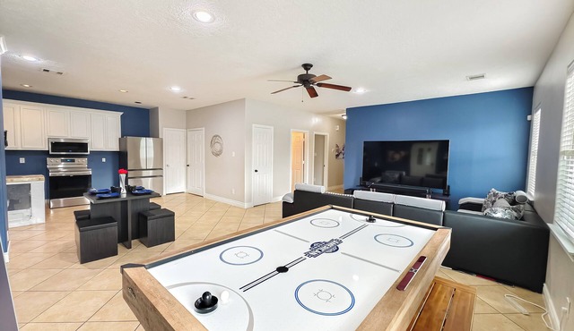 Modern 3 Bedroom with 85" TV, Air Hockey, BBQ, Ping Pong, Foosball & More