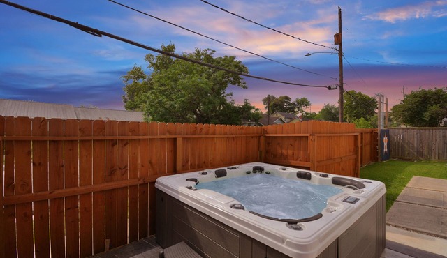 Modern 3 BR 4 BA! ♨️Hot Tub along with Putting Green ♨️ EaDo Houston