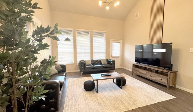 Modern 4br house · 4 king beds · Game room · Community Pool · Pets welcome!