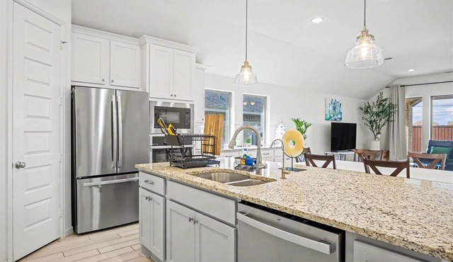 Modern 4BR Manvel Family Retreat near Houston & Pearland Town Center