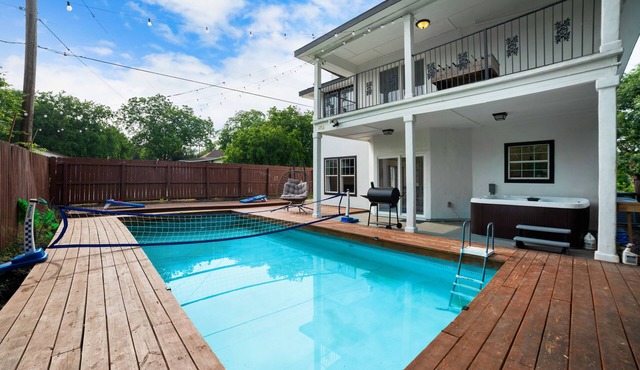 Modern 5 BR Sleeps 16 with Pool, Spa, Air Hockey, BBQ & Games Near Downtown!