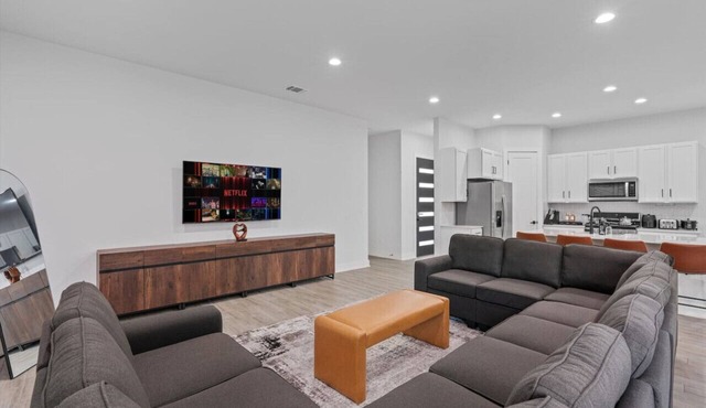 Modern 5BR Austin Home Walking Distance to SXSW Bars and Downtown Hotspots