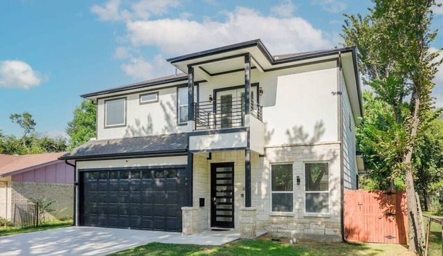 Modern and Comfortable Home Close to Downtown