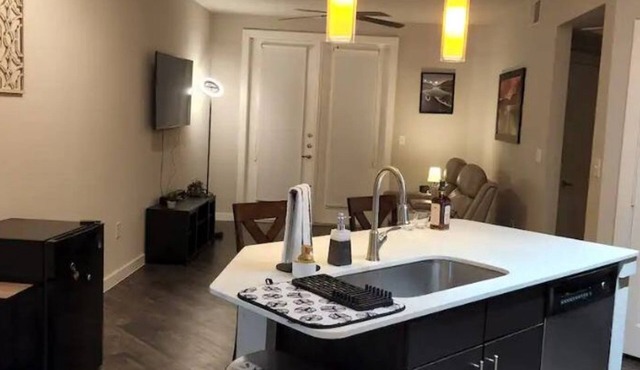 Modern Apartment N. Austin w/adjustable bed! :D