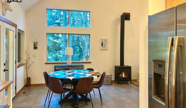 Modern Beaver Valley Cabin w/Hot Tub & Games! in Leavenworth