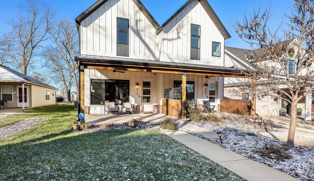 Modern Bentonville farmhouse townhome-3BR/3BA sleeps 6. Walk, bike or drive to Downtown Bentonville!
