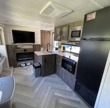 Modern Camper For Rent At Caddo Lake With Kayaks